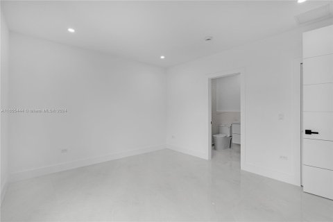 Townhouse in Miami, Florida 5 bedrooms, 237.18 sq.m. № 1353883 - photo 17