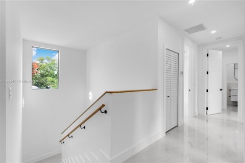 Townhouse in Miami, Florida 5 bedrooms, 237.18 sq.m. № 1353883 - photo 12