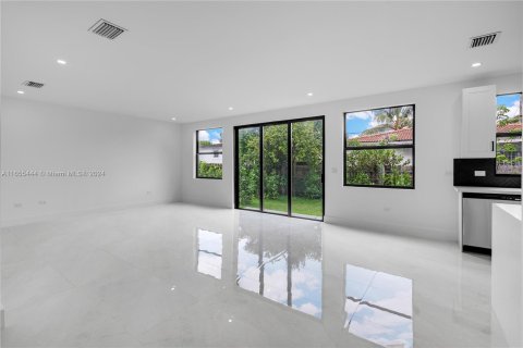 Townhouse in Miami, Florida 5 bedrooms, 237.18 sq.m. № 1353883 - photo 8