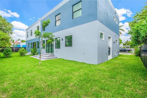 Townhouse in Miami, Florida 5 bedrooms, 237.18 sq.m. № 1353883 - photo 25