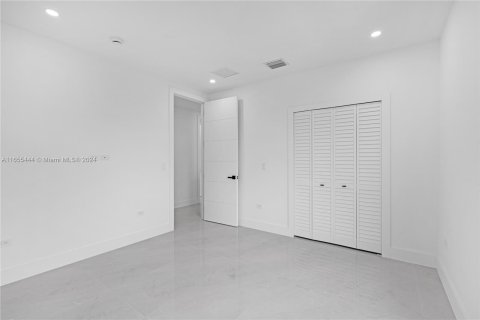 Townhouse in Miami, Florida 5 bedrooms, 237.18 sq.m. № 1353883 - photo 20