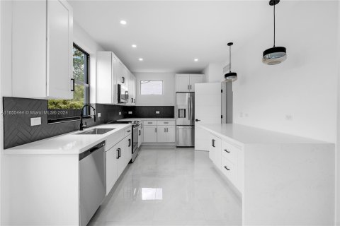 Townhouse in Miami, Florida 5 bedrooms, 237.18 sq.m. № 1353883 - photo 4