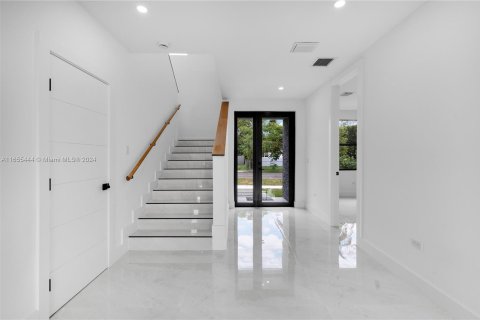 Townhouse in Miami, Florida 5 bedrooms, 237.18 sq.m. № 1353883 - photo 11