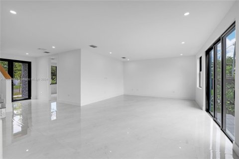 Townhouse in Miami, Florida 5 bedrooms, 237.18 sq.m. № 1353883 - photo 3