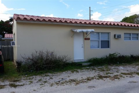 Villa ou maison à louer à Hollywood, Floride: 1 chambre, 69.68 m2 № 1345530 - photo 1