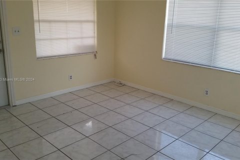 House in Hollywood, Florida 1 bedroom, 69.68 sq.m. № 1345530 - photo 4