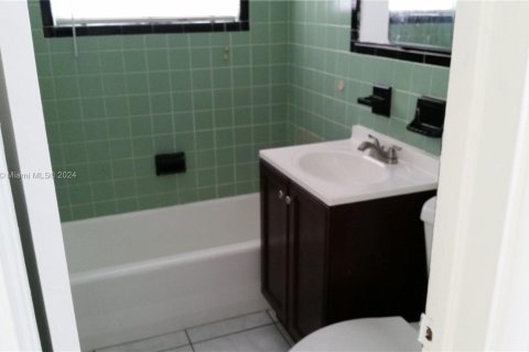 House in Hollywood, Florida 1 bedroom, 69.68 sq.m. № 1345530 - photo 3