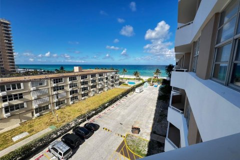 Condominio en venta en Hallandale Beach, Florida, 1 dormitorio, 80.82 m2 № 1160248 - foto 1