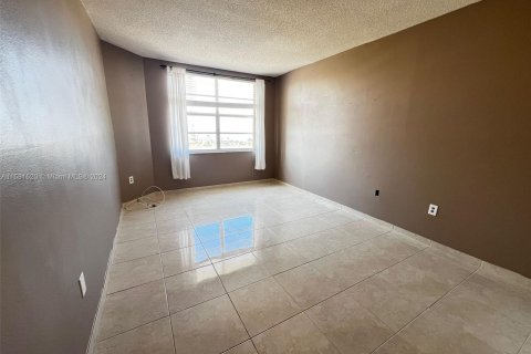 Condominio en venta en Hallandale Beach, Florida, 1 dormitorio, 80.82 m2 № 1160248 - foto 16