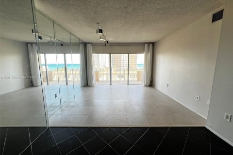 Condominio en venta en Hallandale Beach, Florida, 1 dormitorio, 80.82 m2 № 1160248 - foto 12
