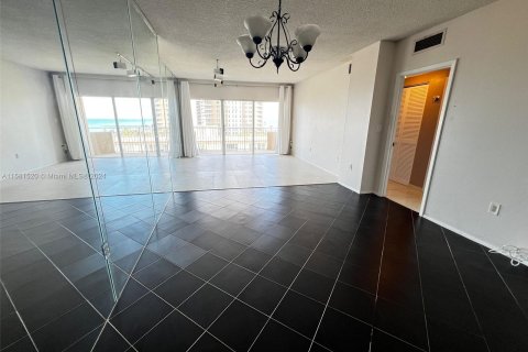 Condominio en venta en Hallandale Beach, Florida, 1 dormitorio, 80.82 m2 № 1160248 - foto 11