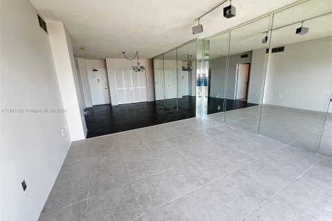 Condominio en venta en Hallandale Beach, Florida, 1 dormitorio, 80.82 m2 № 1160248 - foto 10
