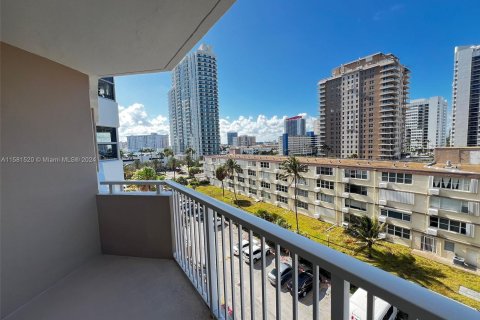 Condominio en venta en Hallandale Beach, Florida, 1 dormitorio, 80.82 m2 № 1160248 - foto 3