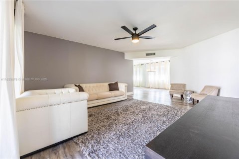 Condo in Lauderdale Lakes, Florida, 2 bedrooms  № 1315570 - photo 15