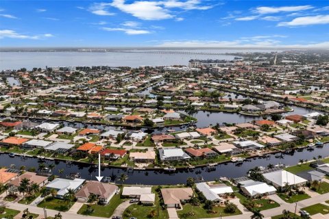 Villa ou maison à vendre à Punta Gorda, Floride: 3 chambres, 234.86 m2 № 1279883 - photo 2