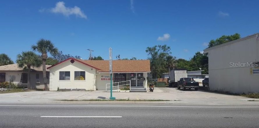 Commercial property in Titusville, Florida № 1381403