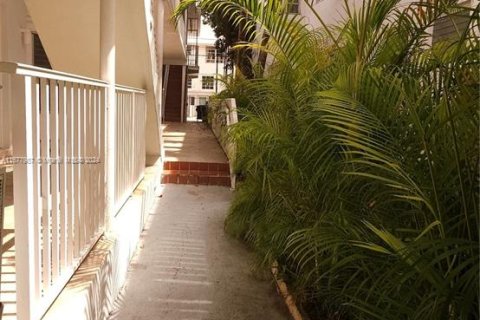 Condo in Miami Beach, Florida, 1 bedroom  № 1404416 - photo 26