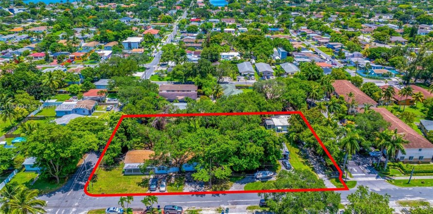 Commercial property in Hallandale Beach, Florida № 1232250