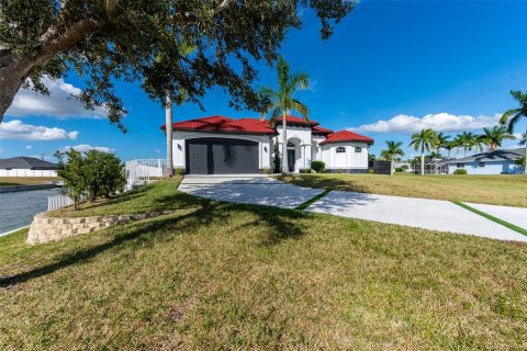 Villa ou maison à vendre à Cape Coral, Floride: 3 chambres, 230.68 m2 № 823949 - photo 3