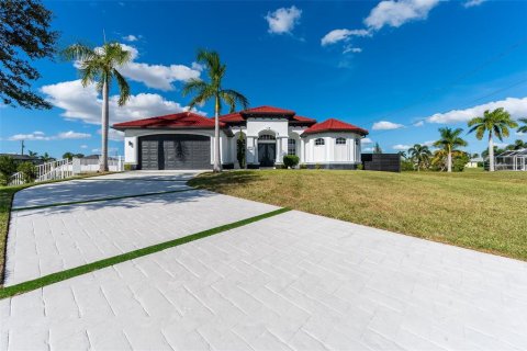 Villa ou maison à vendre à Cape Coral, Floride: 3 chambres, 230.68 m2 № 823949 - photo 1