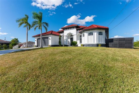 Villa ou maison à vendre à Cape Coral, Floride: 3 chambres, 230.68 m2 № 823949 - photo 2