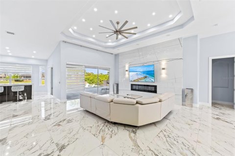 Villa ou maison à vendre à Cape Coral, Floride: 3 chambres, 230.68 m2 № 823949 - photo 10