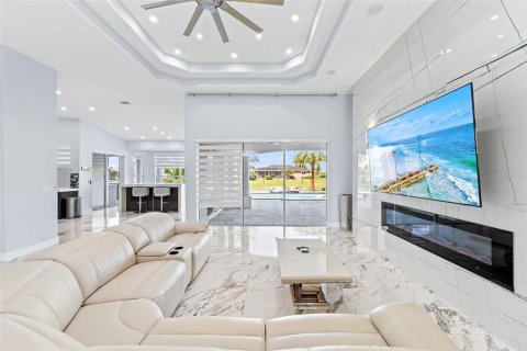 Villa ou maison à vendre à Cape Coral, Floride: 3 chambres, 230.68 m2 № 823949 - photo 9
