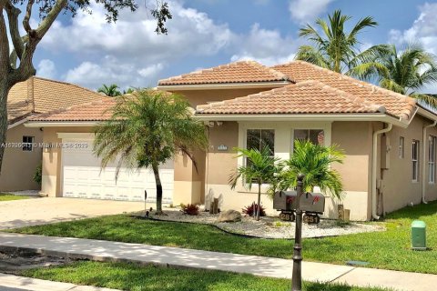 House in Davie, Florida 3 bedrooms, 168.62 sq.m. № 1399759 - photo 3