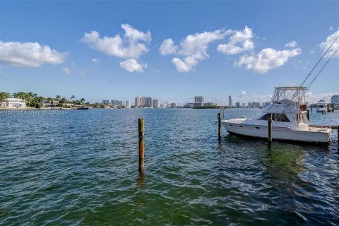 Casa en venta en Miami Beach, Florida, 4 dormitorios, 288.46 m2 № 1399762 - foto 11