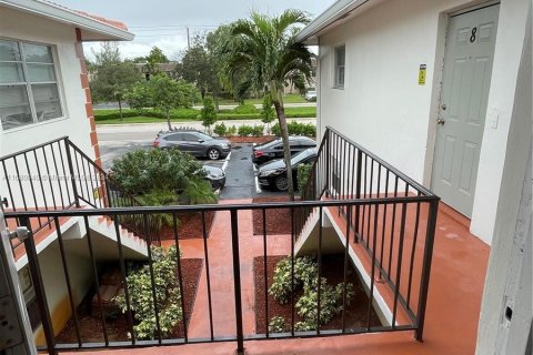 Condo in Coral Springs, Florida, 2 bedrooms  № 1409244 - photo 13