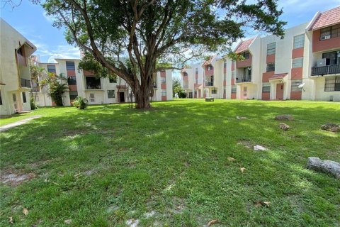 Condo in Lauderhill, Florida, 3 bedrooms  № 1225685 - photo 1