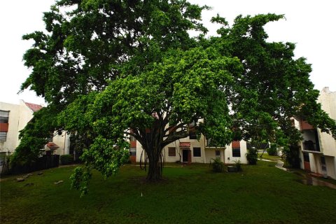 Condo in Lauderhill, Florida, 3 bedrooms  № 1225685 - photo 4