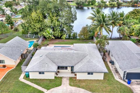 Casa en venta en Margate, Florida, 3 dormitorios, 193.33 m2 № 1295021 - foto 1