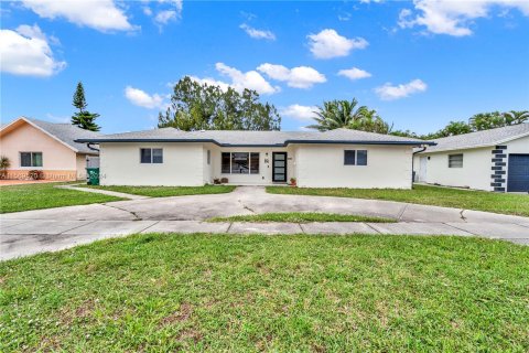 House in Margate, Florida 3 bedrooms, 193.33 sq.m. № 1295021 - photo 2