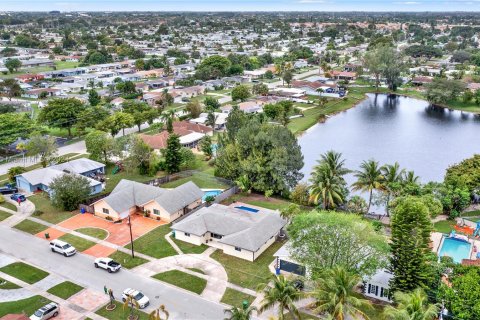 House in Margate, Florida 3 bedrooms, 193.33 sq.m. № 1295021 - photo 30