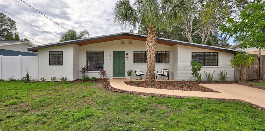 House in Tampa, Florida 3 bedrooms, 127.74 sq.m. № 1313480