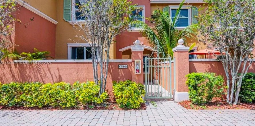 Townhouse in Pembroke Pines, Florida 3 bedrooms, 129.23 sq.m. № 1328335