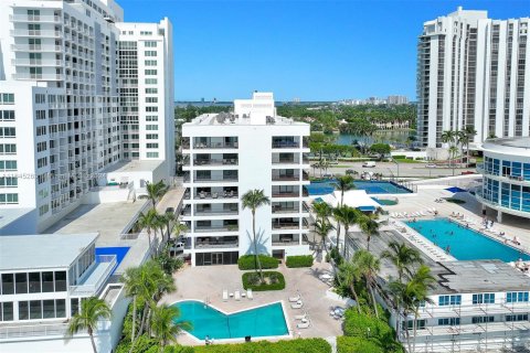 Condo in Miami Beach, Florida, 3 bedrooms  № 1328289 - photo 28