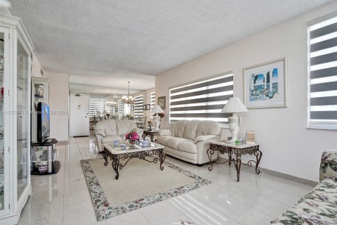 Condominio en venta en Hallandale Beach, Florida, 2 dormitorios, 128.21 m2 № 1135809 - foto 6