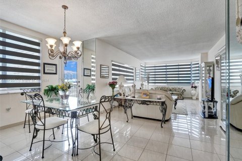 Condominio en venta en Hallandale Beach, Florida, 2 dormitorios, 128.21 m2 № 1135809 - foto 5