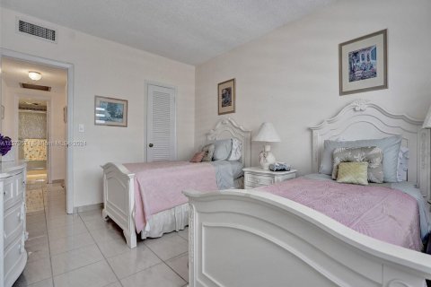 Купить кондоминиум в Халландейл-Бич, Флорида 2 спальни, 128.21м2, № 1135809 - фото 15