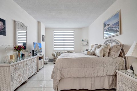 Condominio en venta en Hallandale Beach, Florida, 2 dormitorios, 128.21 m2 № 1135809 - foto 19