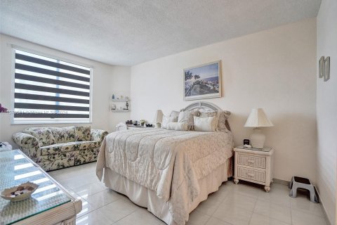 Condominio en venta en Hallandale Beach, Florida, 2 dormitorios, 128.21 m2 № 1135809 - foto 18