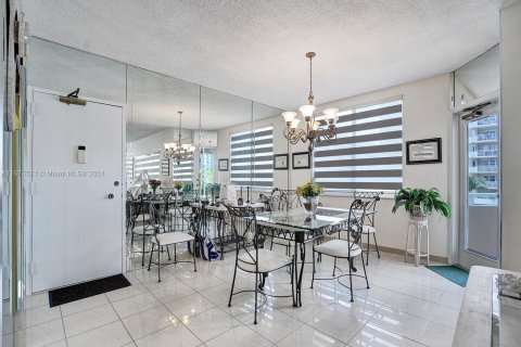 Condominio en venta en Hallandale Beach, Florida, 2 dormitorios, 128.21 m2 № 1135809 - foto 8