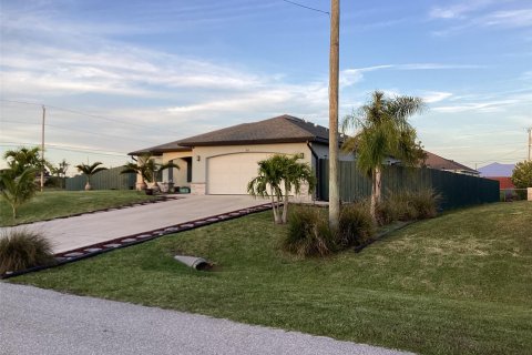 House in Cape Coral, Florida 3 bedrooms, 136.47 sq.m. № 1119043 - photo 6