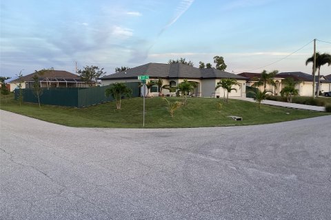 House in Cape Coral, Florida 3 bedrooms, 136.47 sq.m. № 1119043 - photo 7
