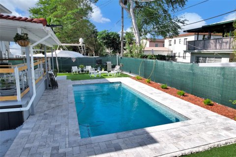 Immobilier commercial à vendre à Miami, Floride: 225.57 m2 № 1345865 - photo 8