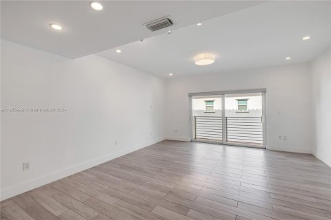 Townhouse in Miami Beach, Florida 3 bedrooms, 141.21 sq.m. № 1379092 - photo 10