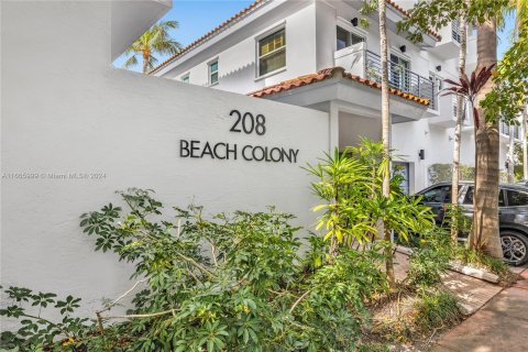 Townhouse in Miami Beach, Florida 3 bedrooms, 141.21 sq.m. № 1379092 - photo 1