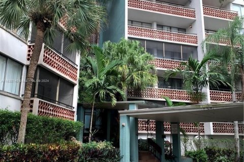 Condo in Lauderhill, Florida, 1 bedroom  № 1291418 - photo 1